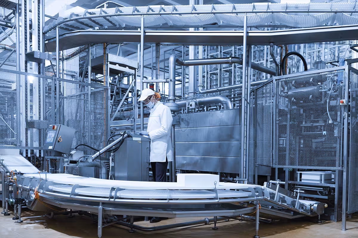 Imagen-Portada representando la maquinaria industrial típica de una fábrica de alimentos.